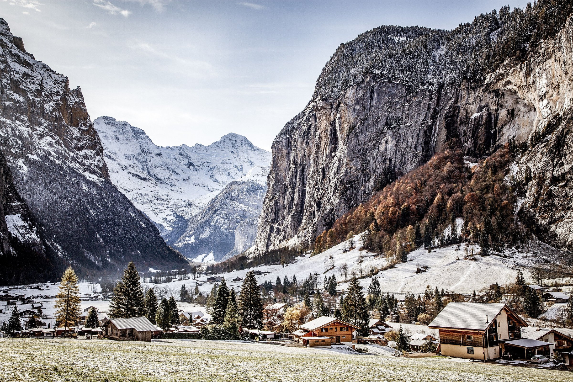Lembah Lauterbrunnen berselimut salju, Swiss
