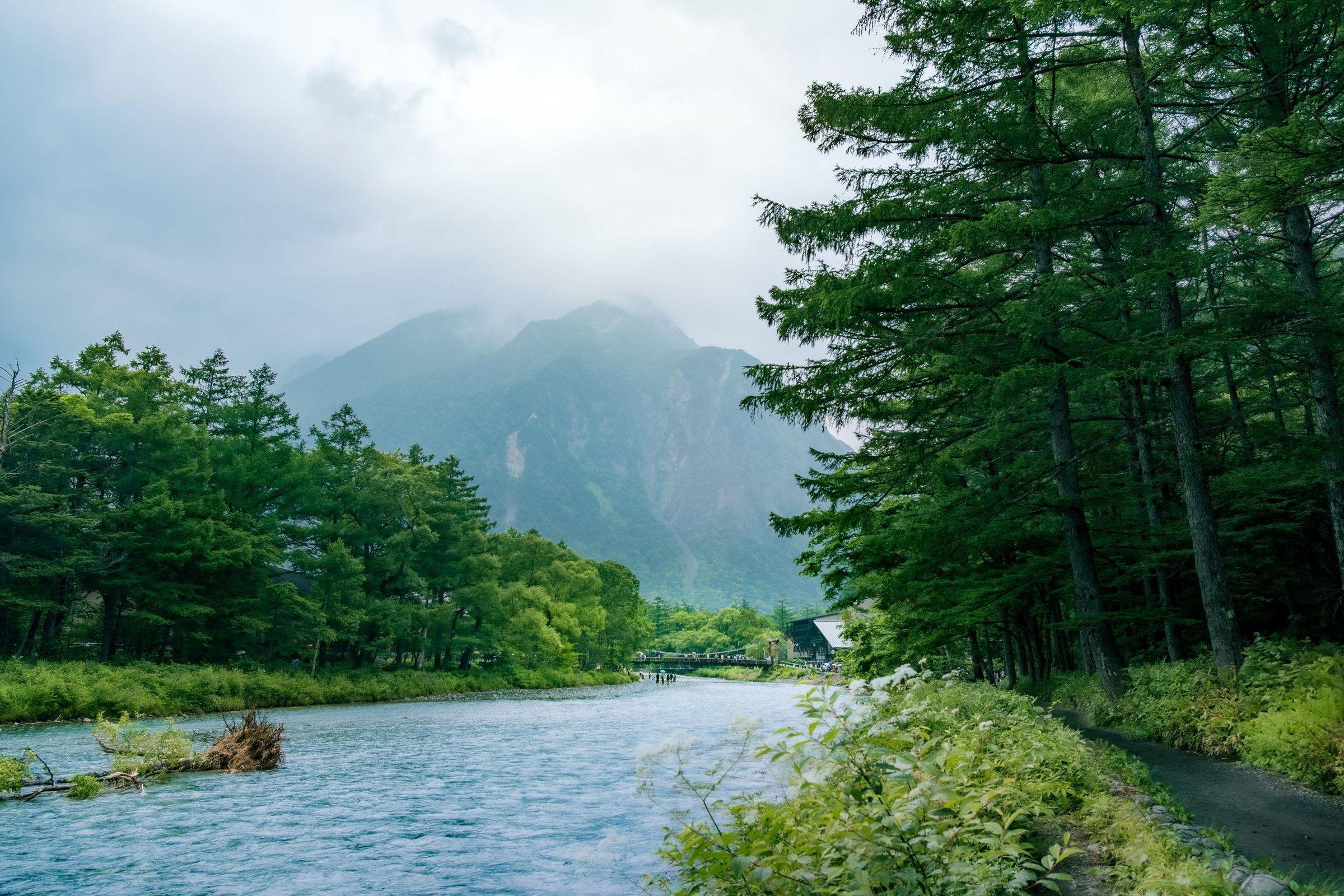 Sungai jernih Kamikochi di antara pegunungan