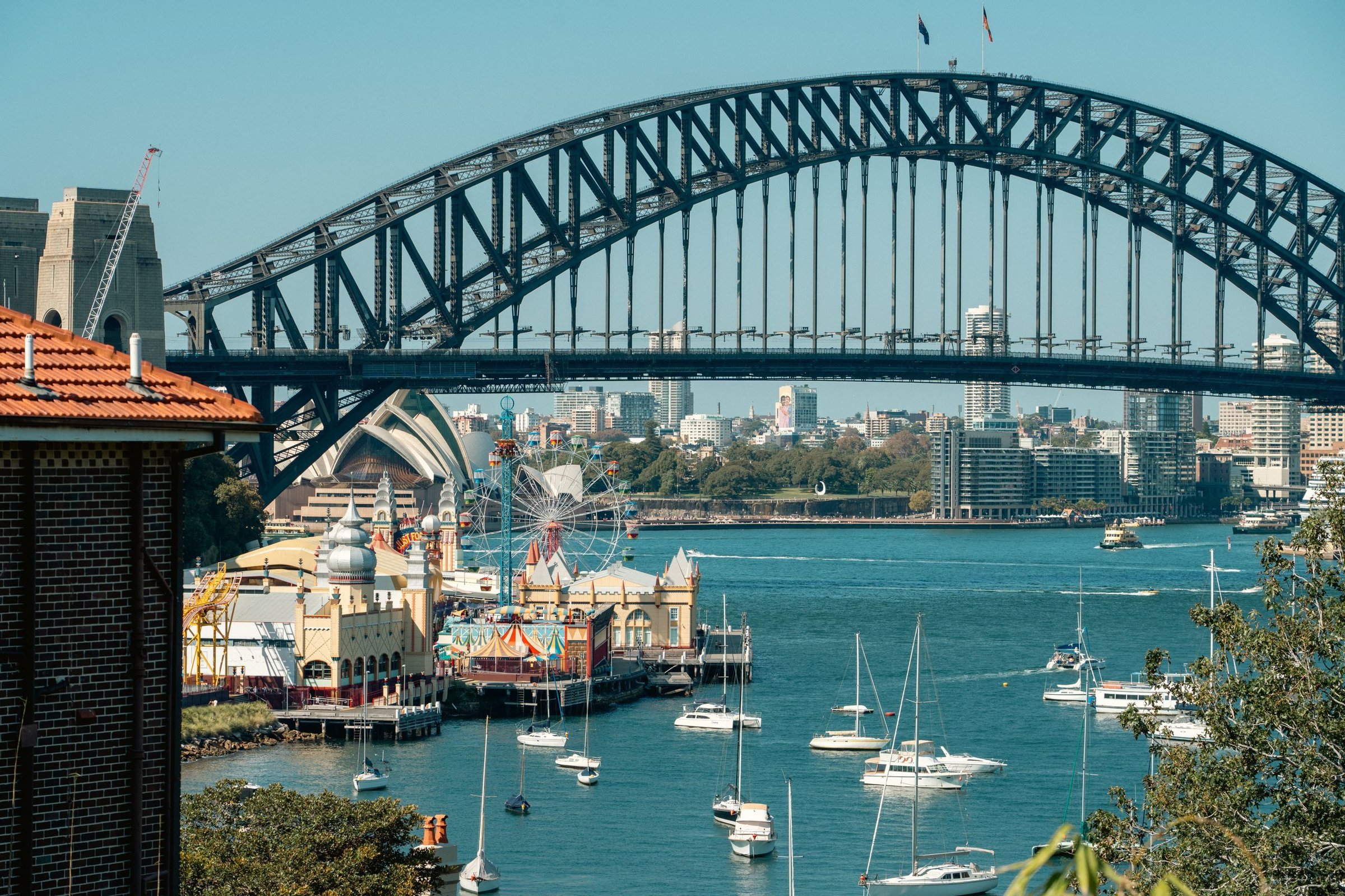 Harbour Bridge dan Luna Park di tepi teluk Sydney