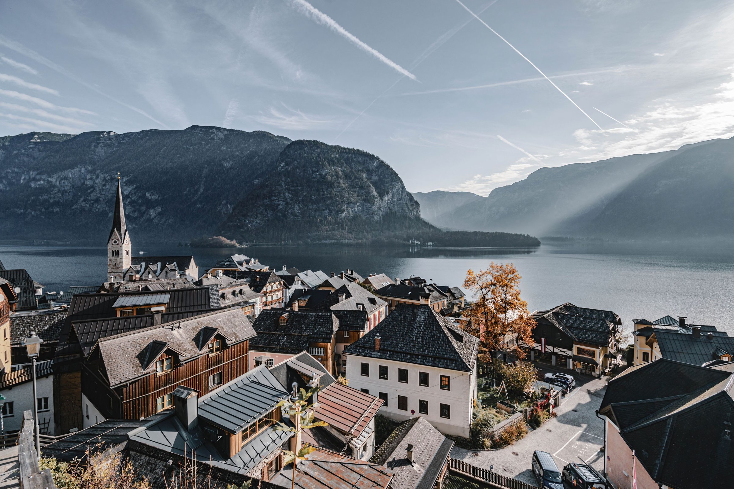 Desa Hallstatt di tepi danau Alpen dari ketinggian