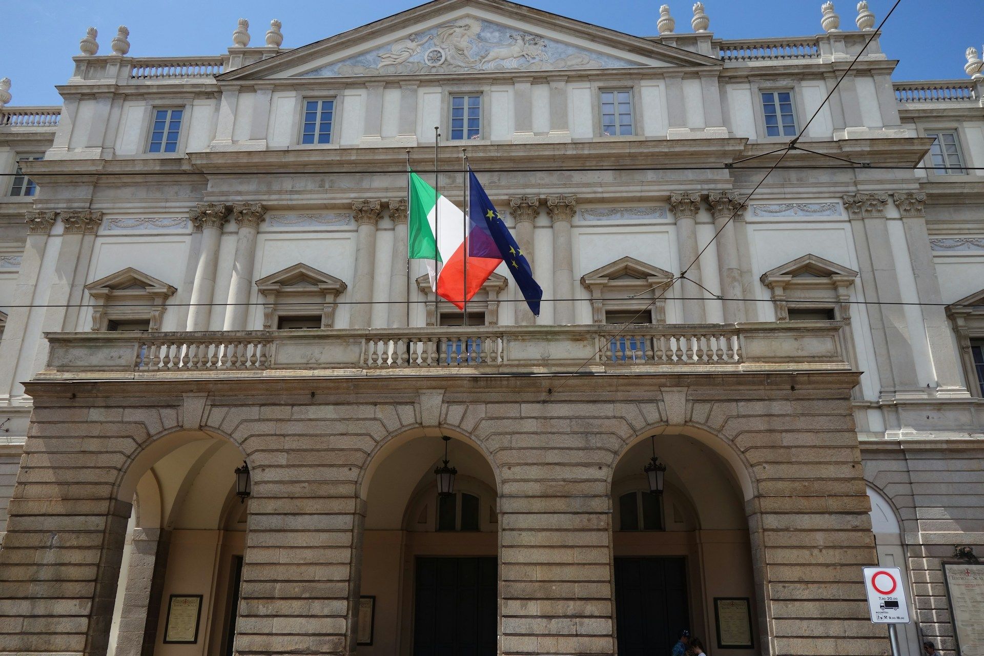 Fasad gedung opera La Scala Milan, Italia