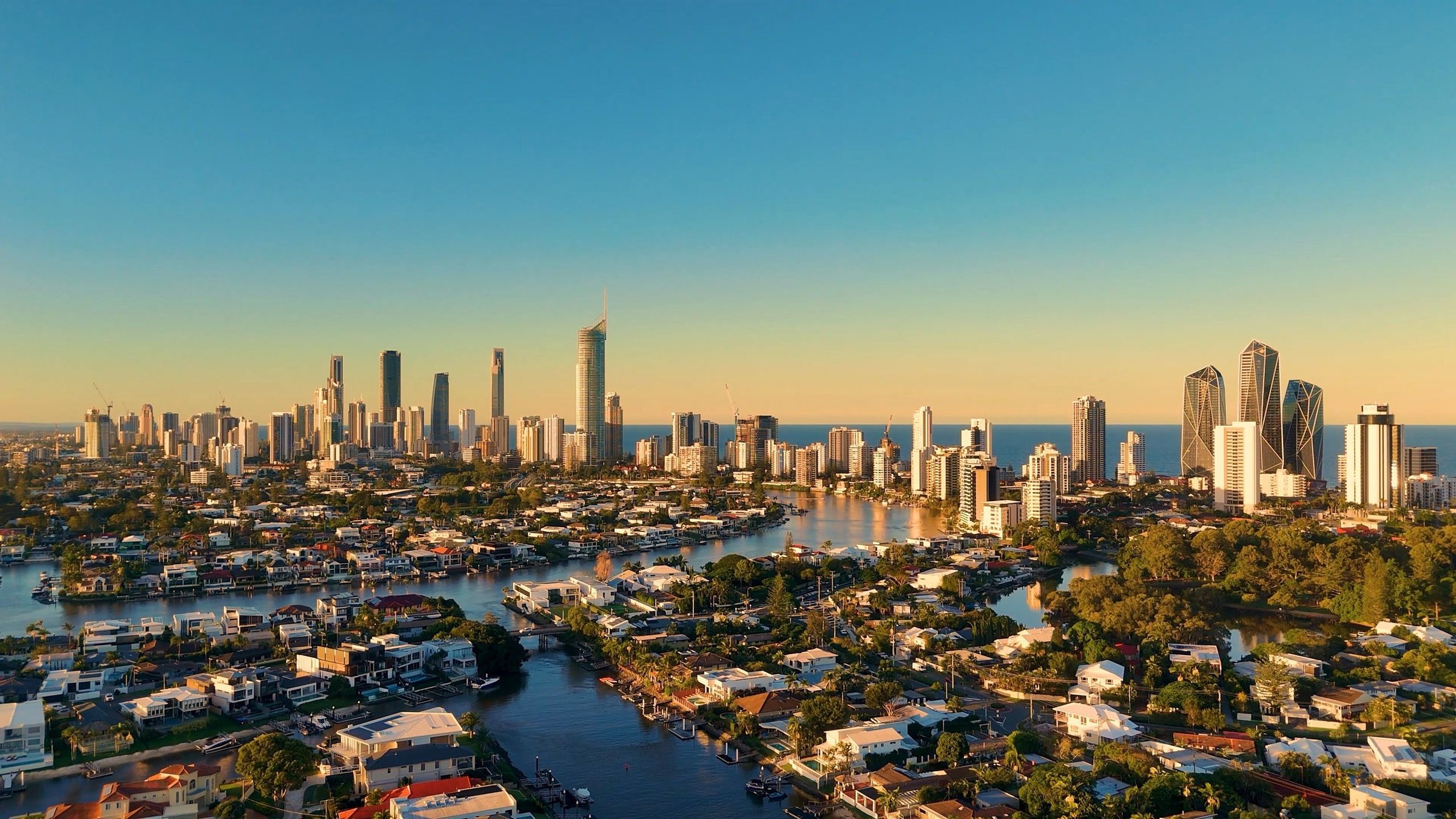 Panorama Gold Coast dari udara dengan pantai memanjang