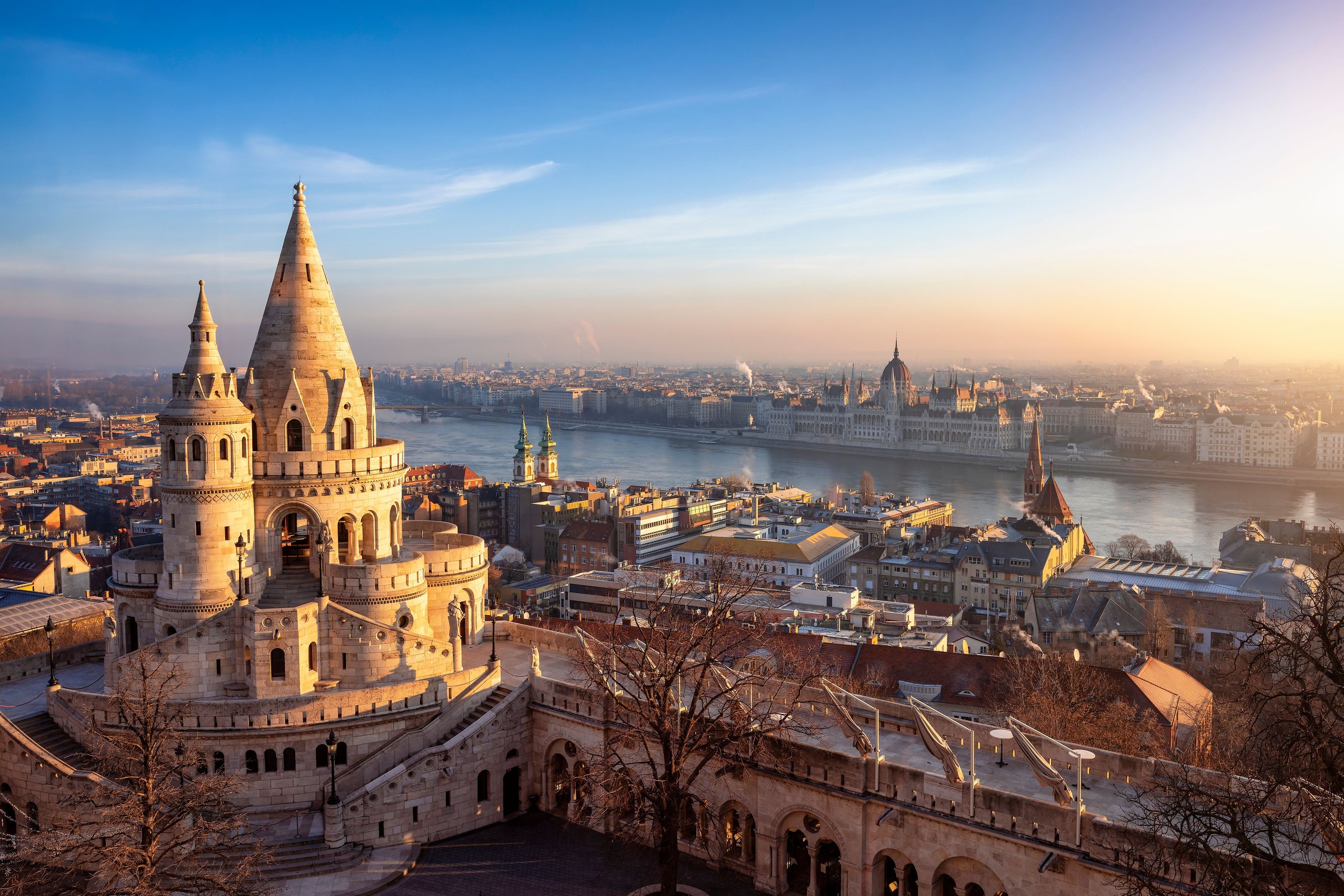 Fisherman's Bastion Budapest dengan teras batu putih dan menara runcing berlatar langit biru