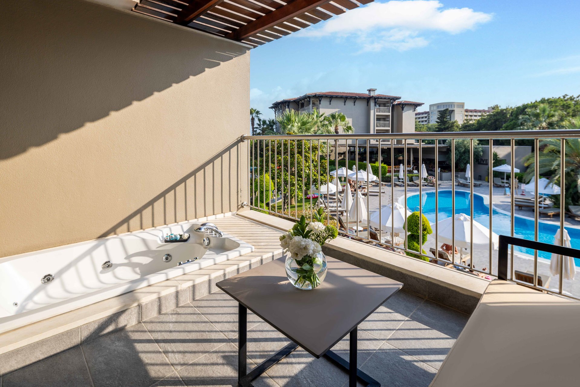 Deluxe Zimmer Jakuzzi auf Balkon