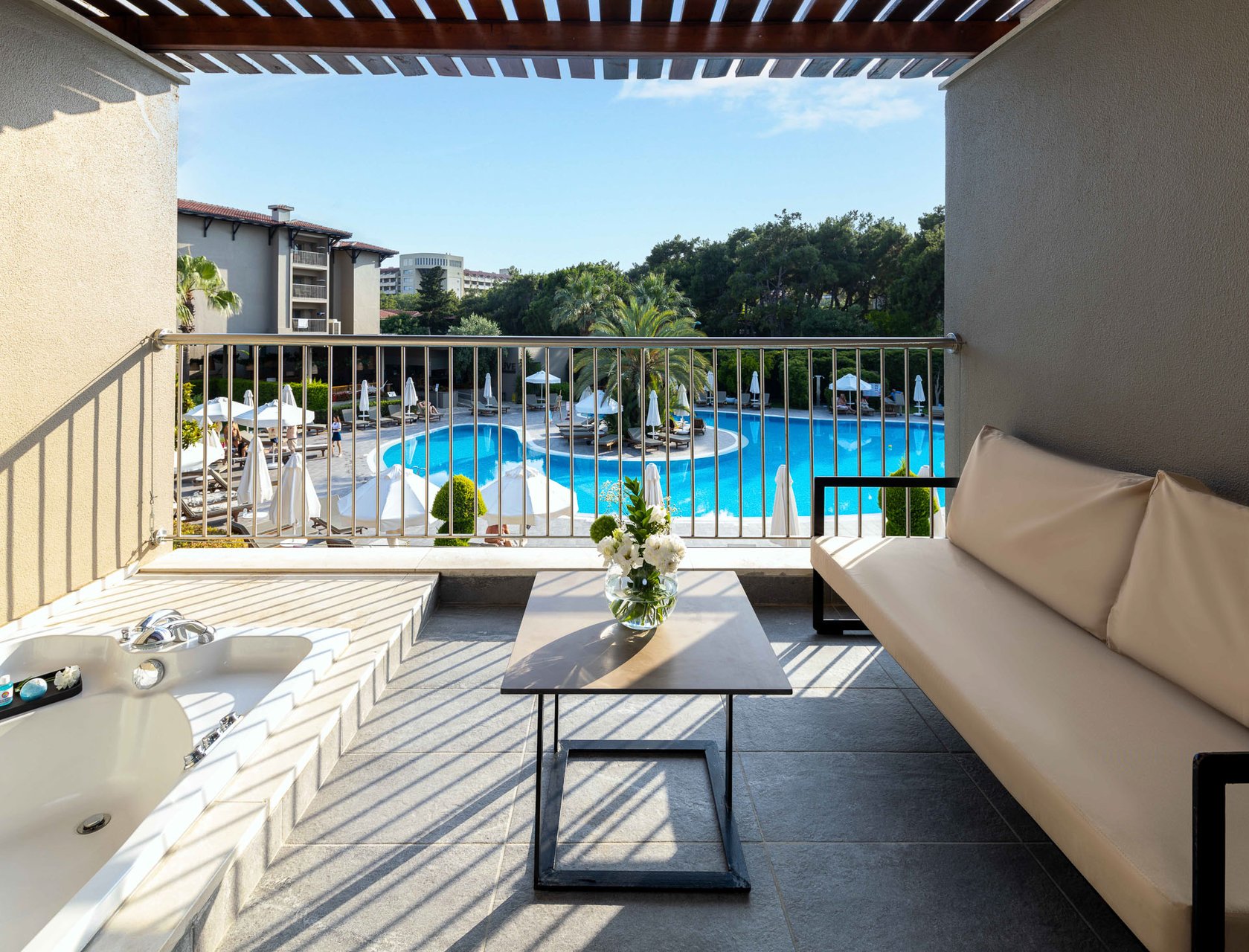 Deluxe Zimmer Jakuzzi auf Balkon