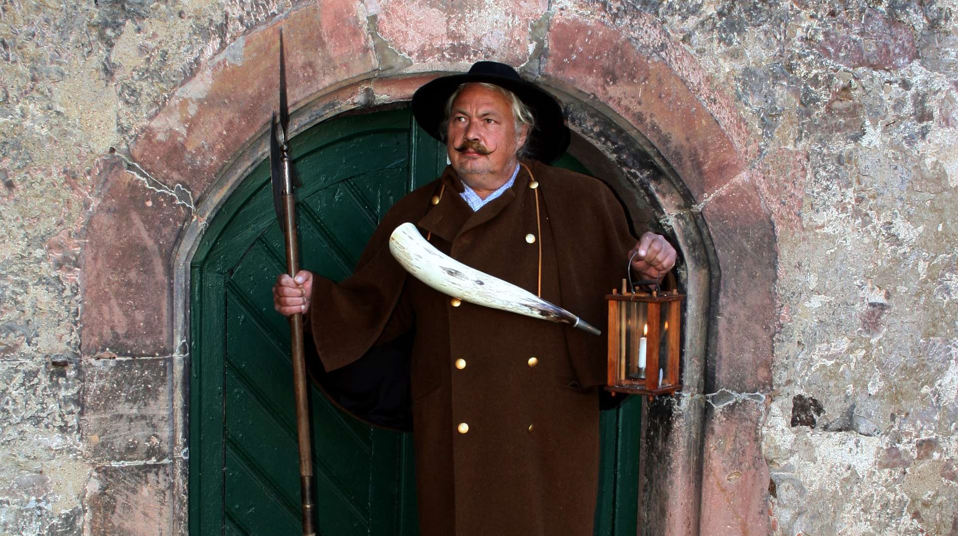 Mit Hellebarde und Horn