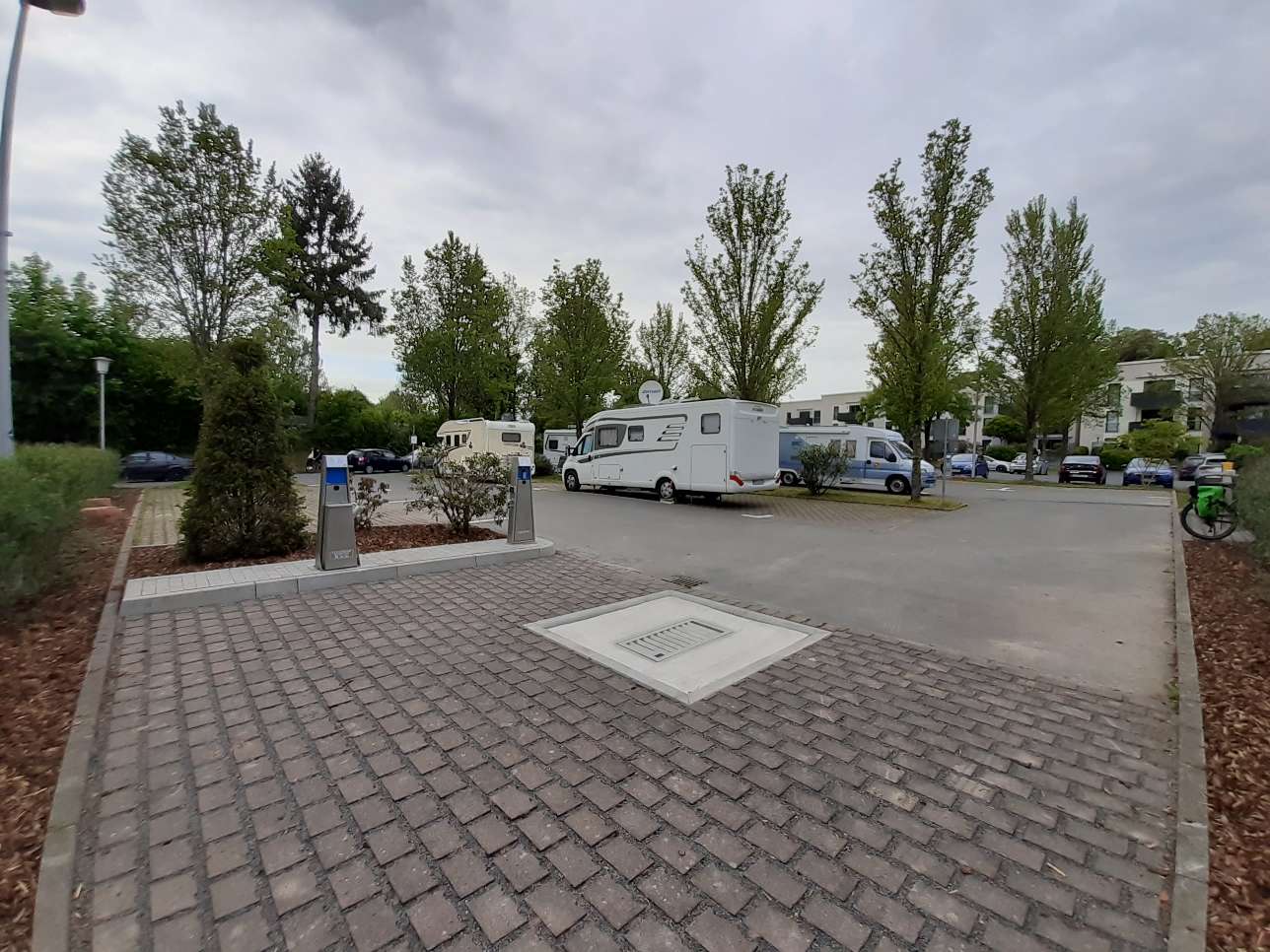 Wohnmobilstellplatz Brunneng&auml;rten in Bad K&ouml;nig mit mehreren Reisemobilen.