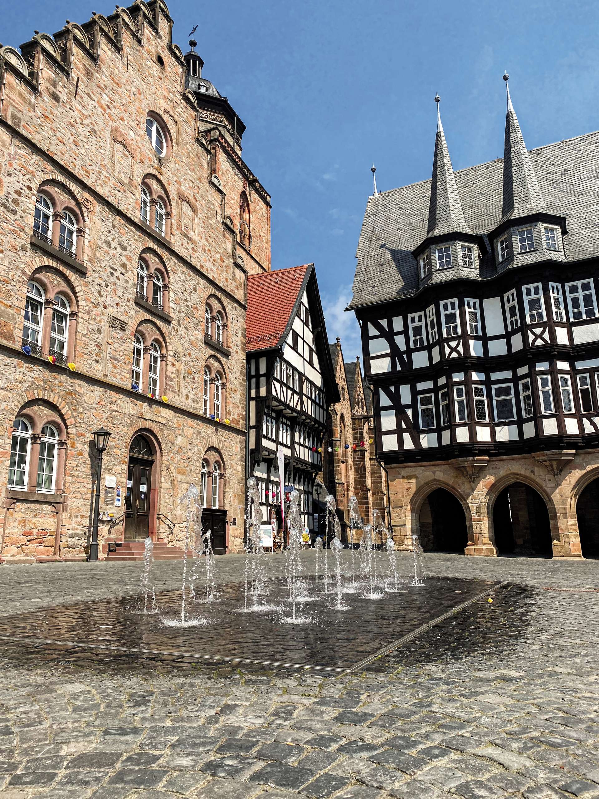 Alsfeld_Marktplatz_Rathaus_Bodenbrunnen_CC-BY_Romina-Scherz_Stadt-Alsfeld_2022