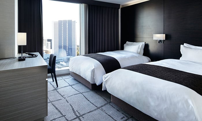 mitsui_garden_hotel_ginza_premier_accessible_bedroom-03