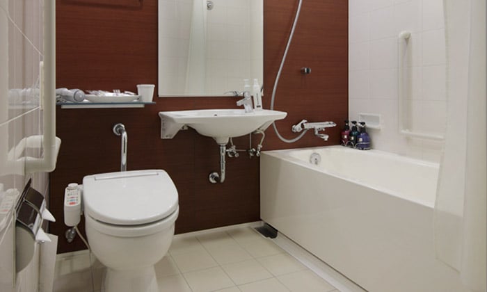 mitsui_garden_hotel_sapporo_-_accessible_room_bathroom
