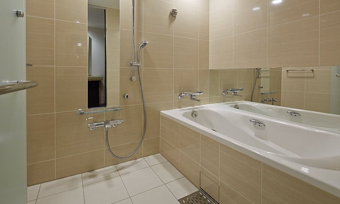 mitsui_garden_hotel_osaka_premier_accessible_room_bathroom