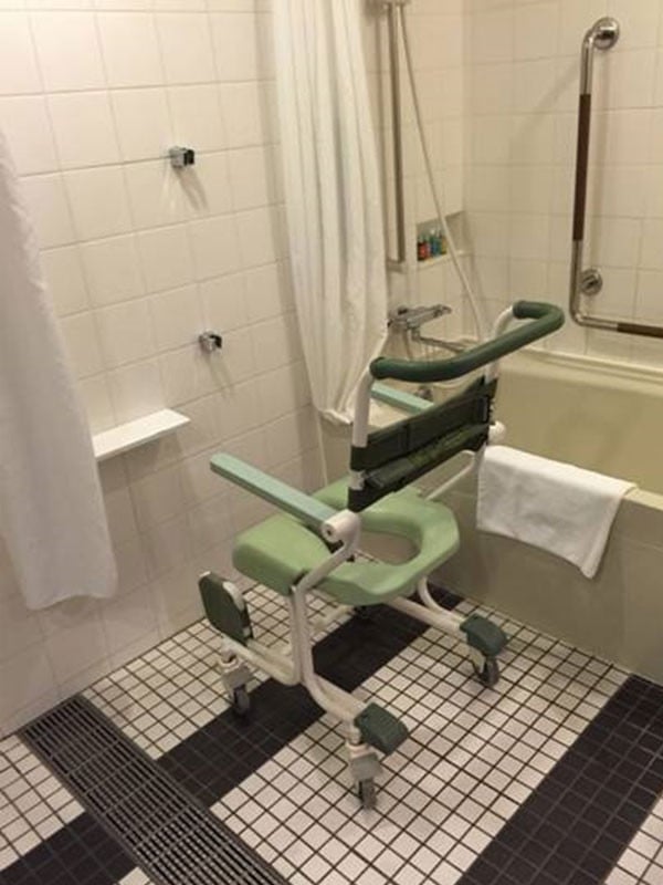 ana_intercontinental_tokyo_-_shower_chair