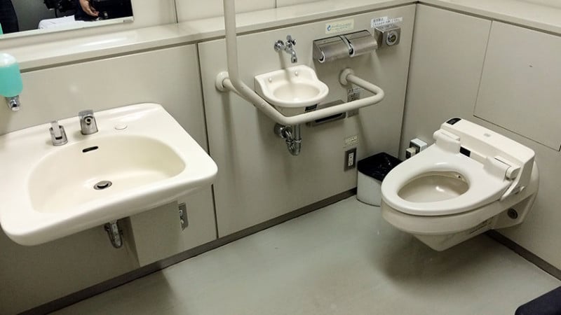 1936 tokyo metropolitan government building   toilet2