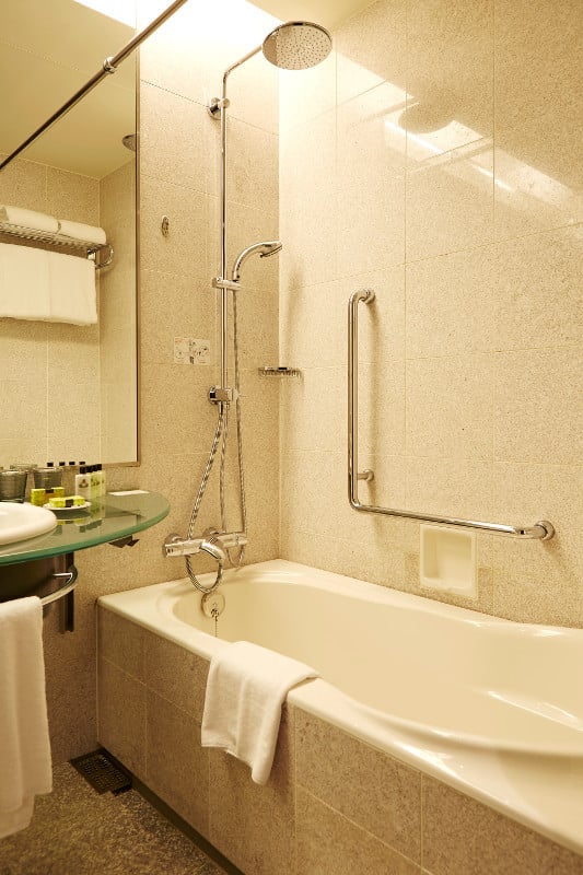 strings_by_intercontinental_tokyo_-_accessible_room_bathroom
