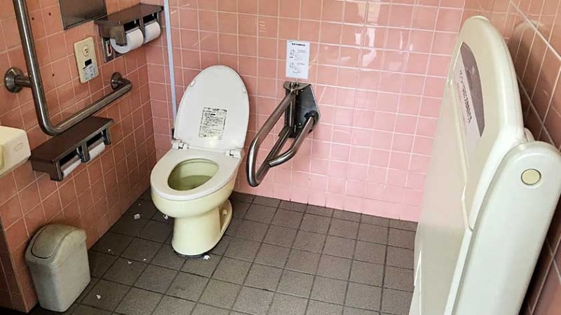 2034 hama rikyu gardens accessible toilet 3