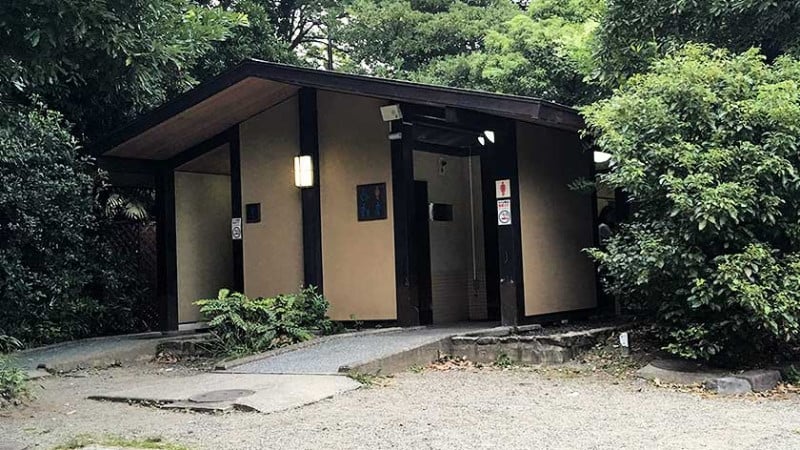 2034 hama rikyu gardens accessible toilet 4