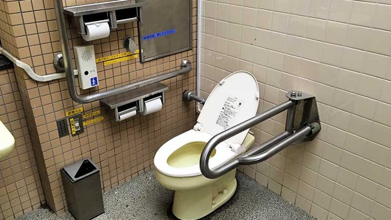 2034 hama rikyu gardens accessible toilet 5