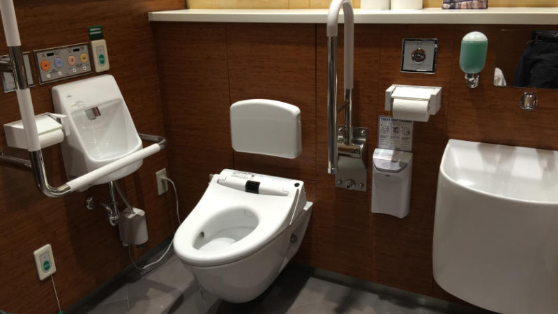 2082 shibuya hikarie toilet