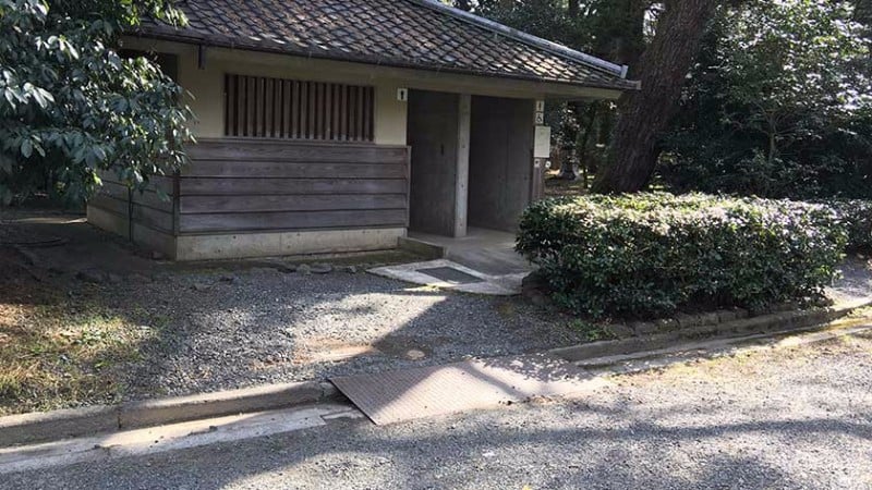 2237 kyoto imperial palace   accessible toilet 1