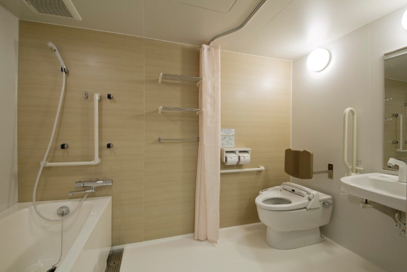 green_rich_hotels_kyoto_eki_minami_-_accessible_room_bathroom