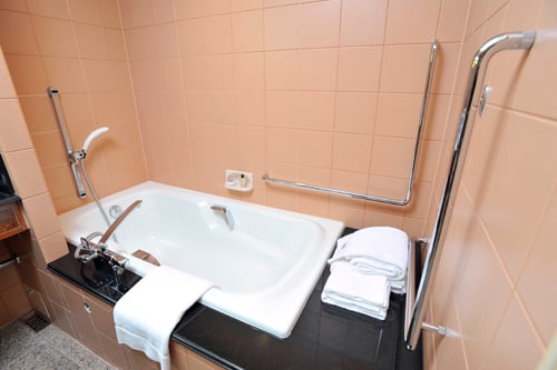 0809nsd_room_accessible_bath