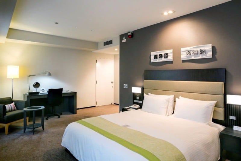holiday-inn-osaka-accessible-room-1