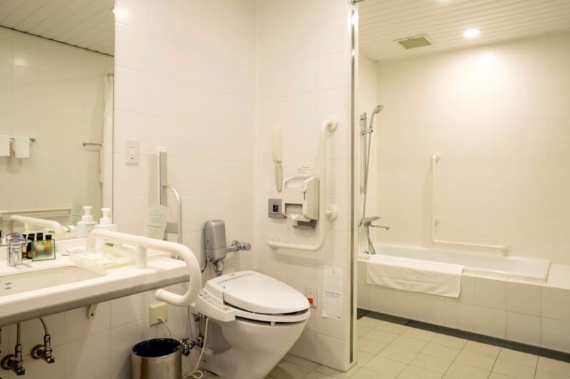 holiday-inn-osaka-accessible-room-2