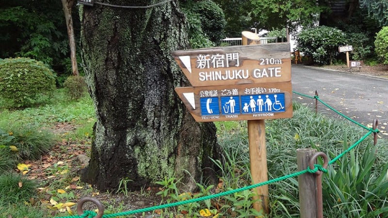 3847 shinjuku gyoen sign