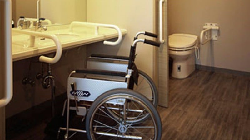haneda-excel-hotel-feature-accessible-room-bathroom-1