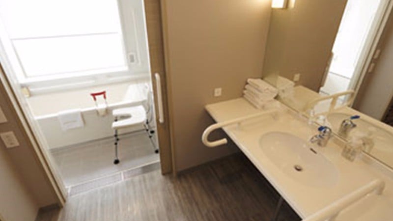 haneda-excel-hotel-feature-accessible-room-bathroom-2