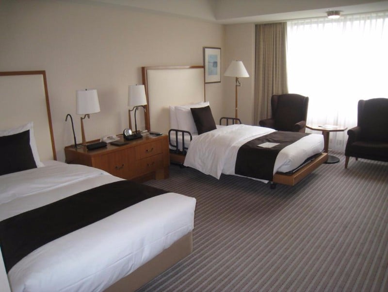 imperial-hotel-tokyo-accessible-room-bedroom