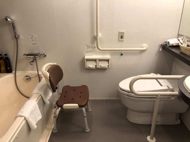 hotel-sunroute-plaza-shinjuku-accessilble-double-room-bath