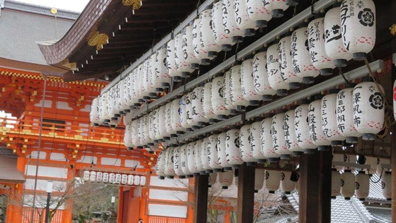 4042 yasaka shrine feature