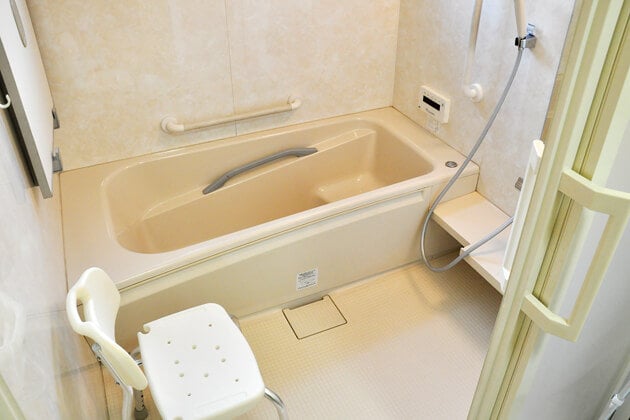 hibari-hostel-accessible-room-bath