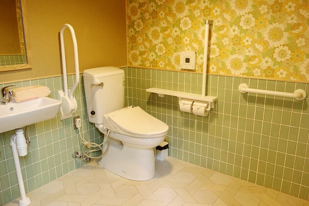 hibari-hostel-accessible-room-toilet