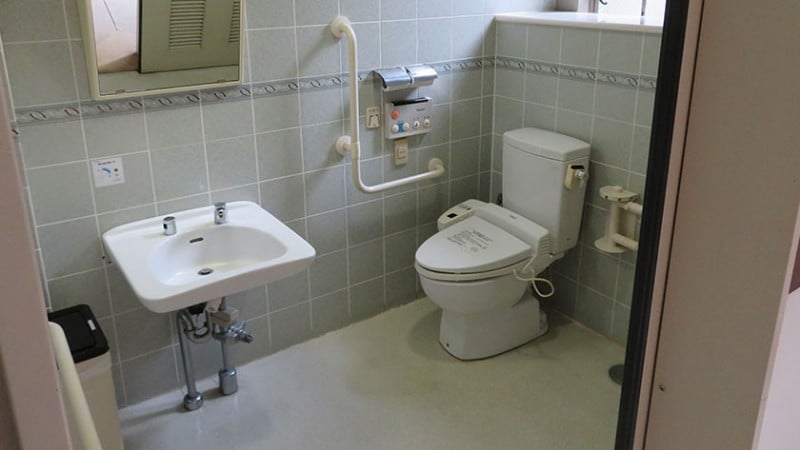 4058 tsukiji honganji main hall toilet