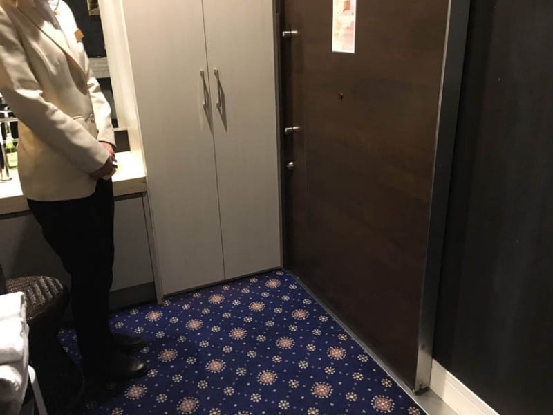 centurion-hotel-grand-akasaka-door-inside