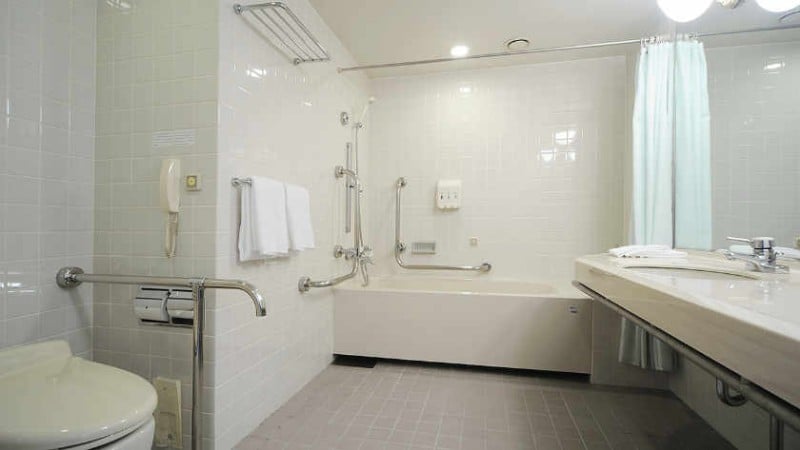rihga-royal-hotel-hiroshima-accessible-room-bathroom