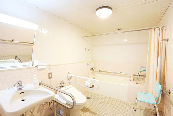 hotel-miel-parque-hiroshima-accessible-room-bathroom