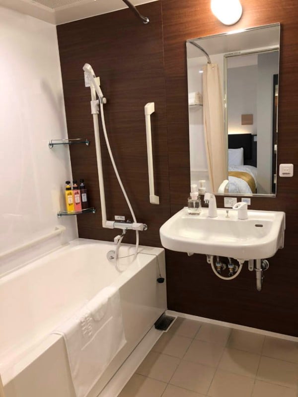 comfort-hotel-ise-accessible-room-bathroom-1