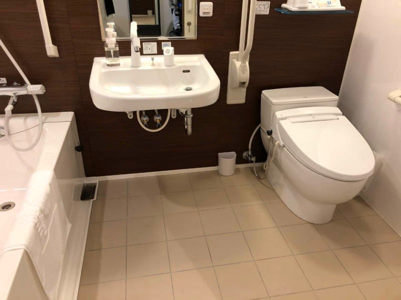 comfort-hotel-ise-accessible-room-bathroom-2