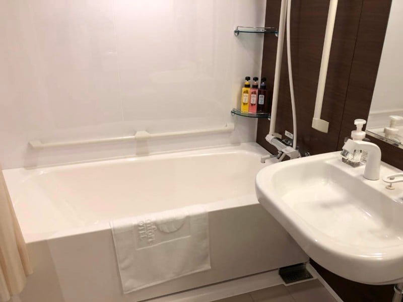 comfort-hotel-ise-accessible-room-bathroom-3