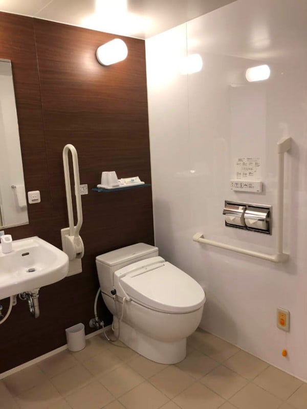 comfort-hotel-ise-accessible-room-bathroom-4