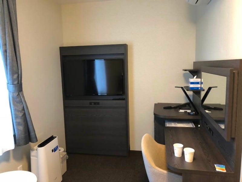 comfort-hotel-ise-accessible-room-tv-desk-1