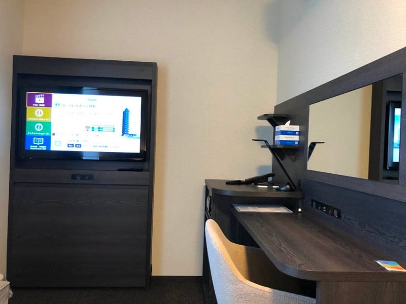 comfort-hotel-ise-accessible-room-tv-desk-2