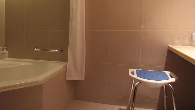 oriental-hotel-hiroshima-accessible-room-bath