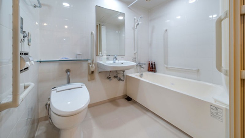 daiwa-roynet-hotel-hiroshima-accessible-room-toilet-1