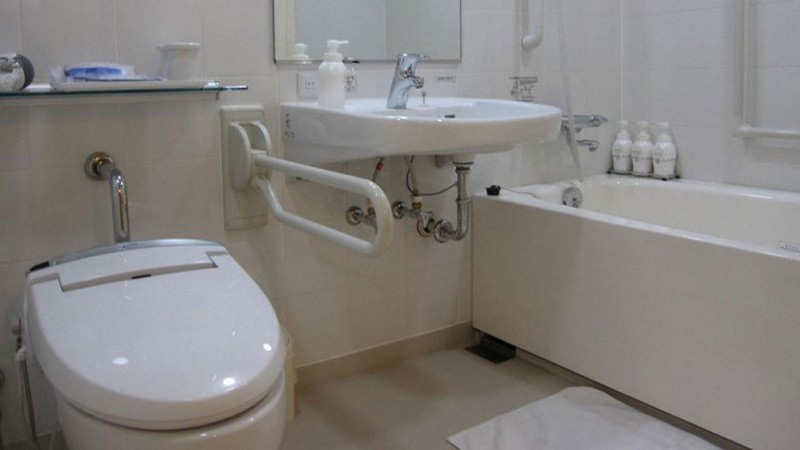 daiwa-roynet-hotel-hiroshima-accessible-room-toilet-2 daiwa-roynet-hotel-hiroshima-accessible-room-toilet-2