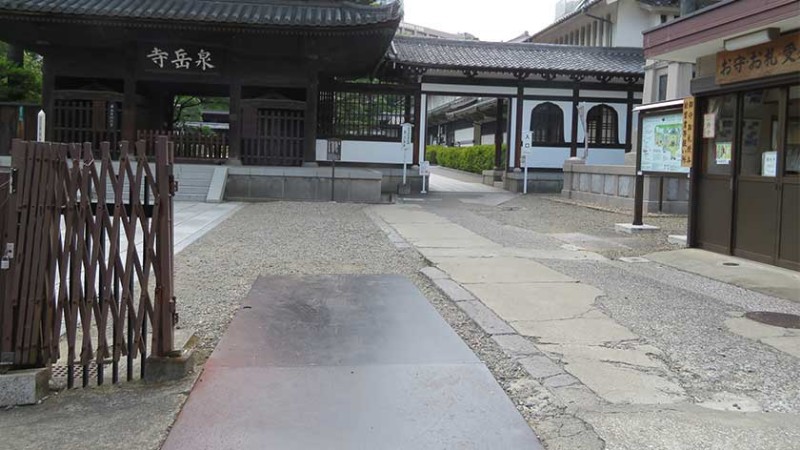 4506 sengakuji temple rough entrance