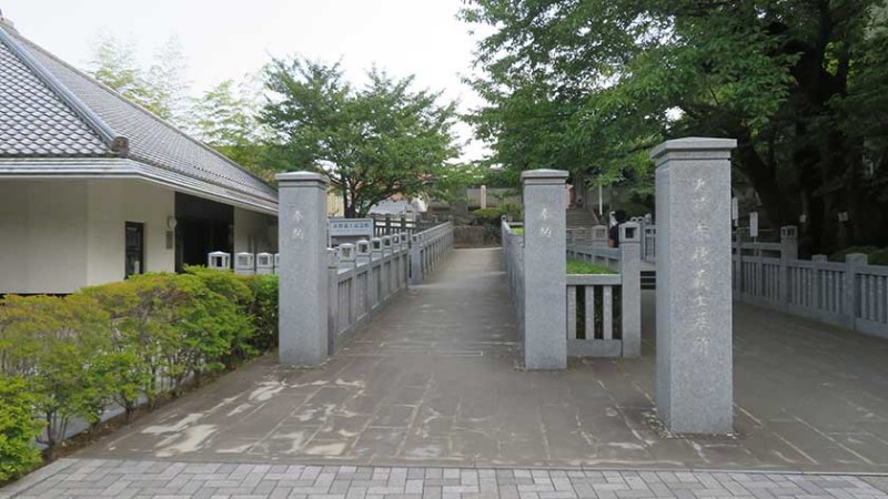 4506 sengakuji temple slope start